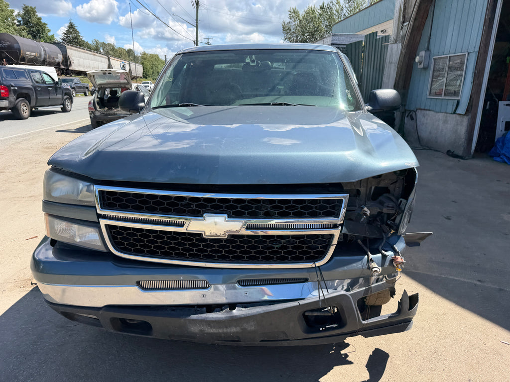 Chevrolet Silverado 1500 LS LT - V8 Vortec 5.3 Engine with 2WD. 