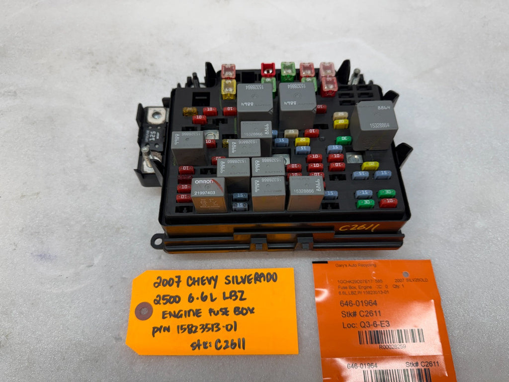 06 07 Chevrolet GMC SILVERADO SIERRA LBZ UNDERHOOD FUSE RELAY BOX 15823513-01