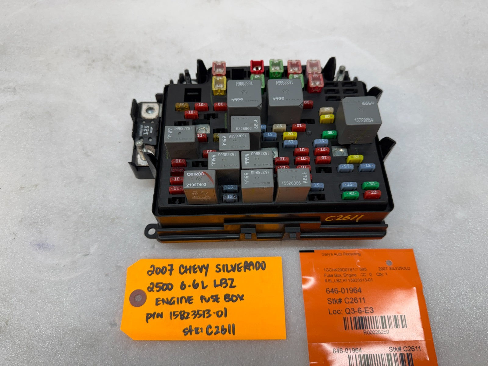 06 07 Chevrolet GMC SILVERADO SIERRA LBZ UNDERHOOD FUSE RELAY BOX 15823513-01