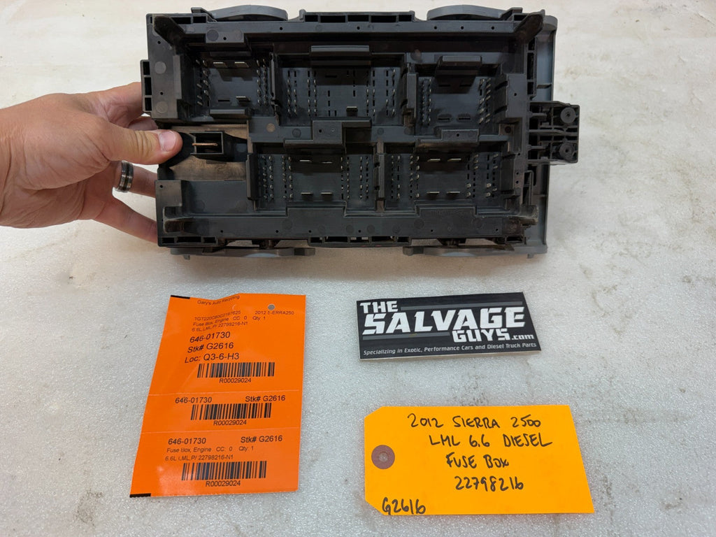 11-14 GMC CHEVROLET SILVERADO 2500HD 3500HD 6.6 LML FUSE RELAY BOX 22798216
