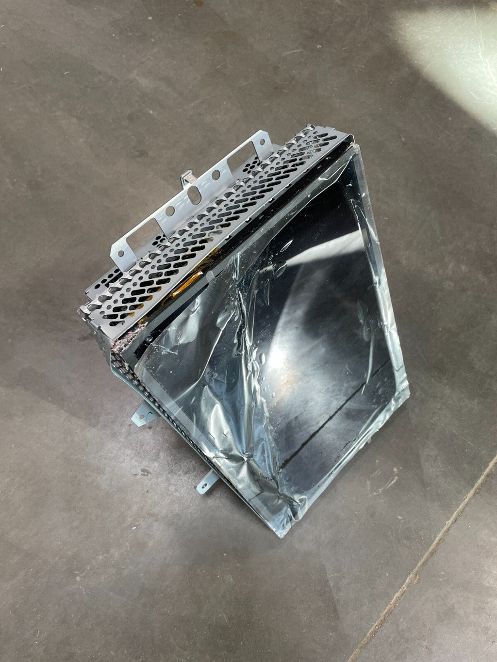 16-20  TESLA MODEL S X OEM NAVIGATION MEDIA SCREEN DAMAGED 1045006-00-D