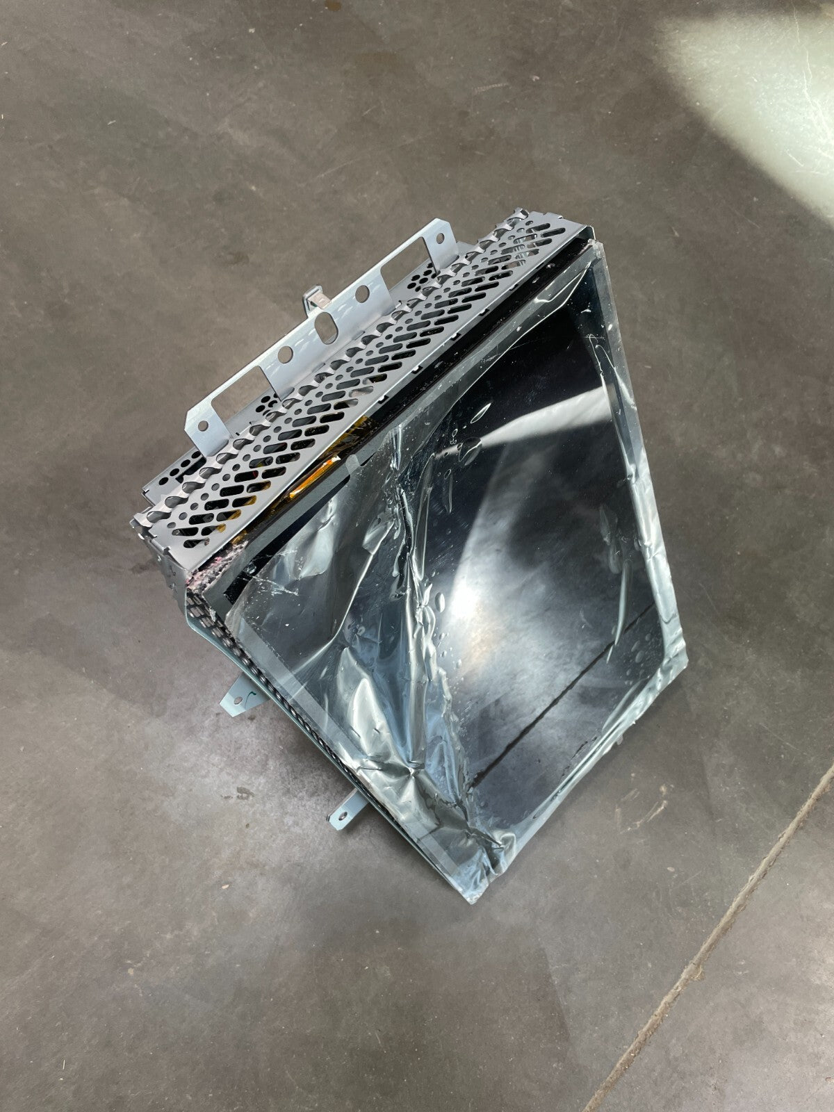 16-20  TESLA MODEL S X OEM NAVIGATION MEDIA SCREEN DAMAGED 1045006-00-D