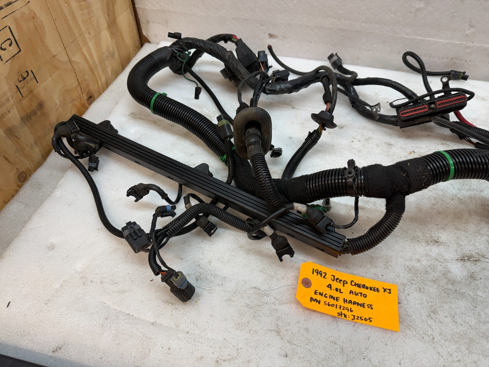 92 JEEP CHEROKEE XJ 4.0 ENGINE WIRING HARNESS LOOM FUSE BOX P56017296