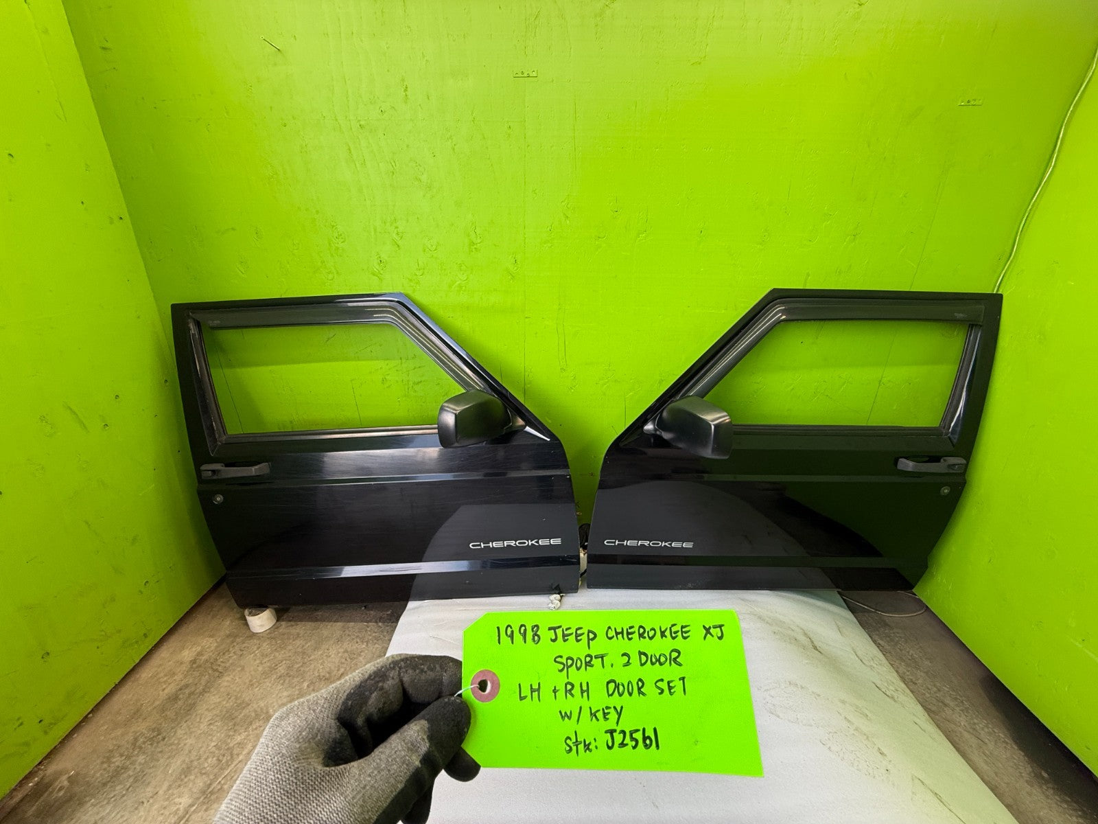 97-01 JEEP CHEROKEE XJ  OEM BLACK LEFT RIGHT FRONT DOORS DOOR MIRROR PANELS