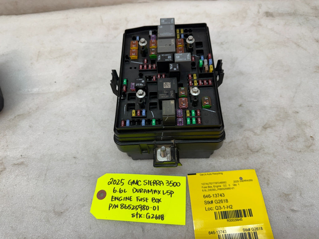 24 25 Chevrolet GMC 3500hd SIERRA 6.6 UNDERHOOD FUSE RELAY BOX 86525980-01