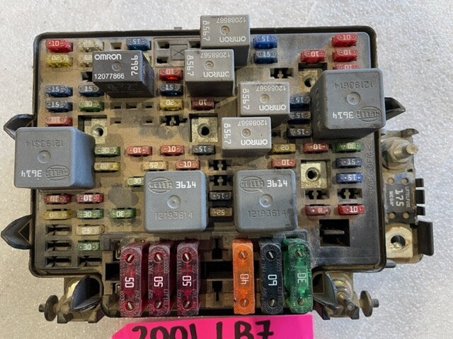 01-05 Chevrolet GMC SILVERADO SIERRA 6.6 LB7 UNDERHOOD FUSEBOX RELAY 15328827-03