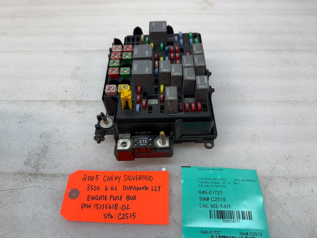 01-05 Chevrolet GMC SILVERADO SIERRA LLY UNDERHOOD FUSE RELAY BOX 15115618-02