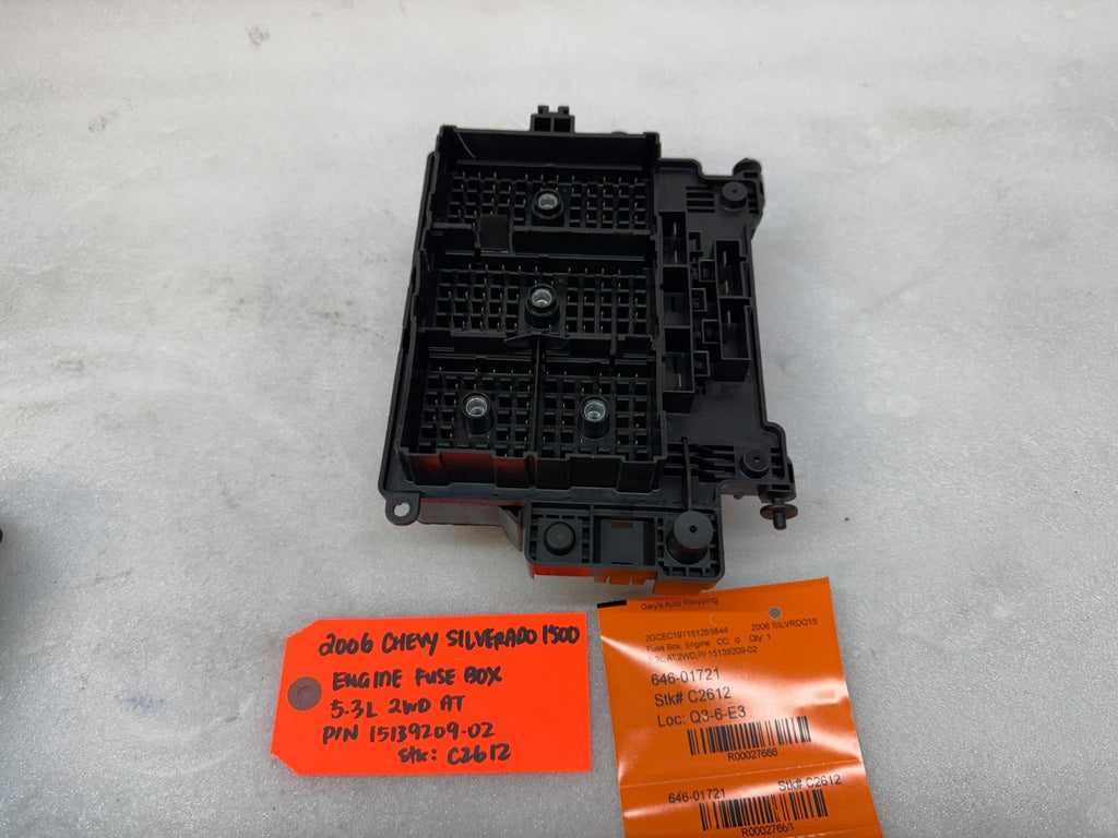 06 Chevrolet GMC 2500hd SIERRA 5.3 6.0 UNDERHOOD FUSE RELAY BOX 15139209-02