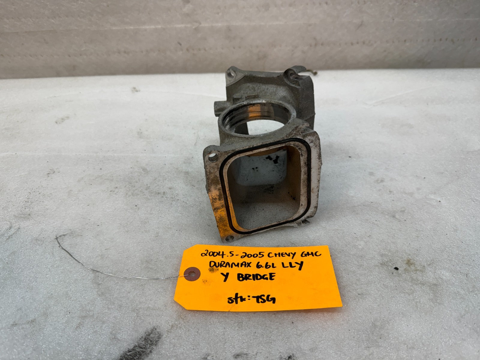 04.5-05 GMC CHEVROLET LLY 6.6 DURAMAX Y-BRIDGE INTAKE MANIFOLD