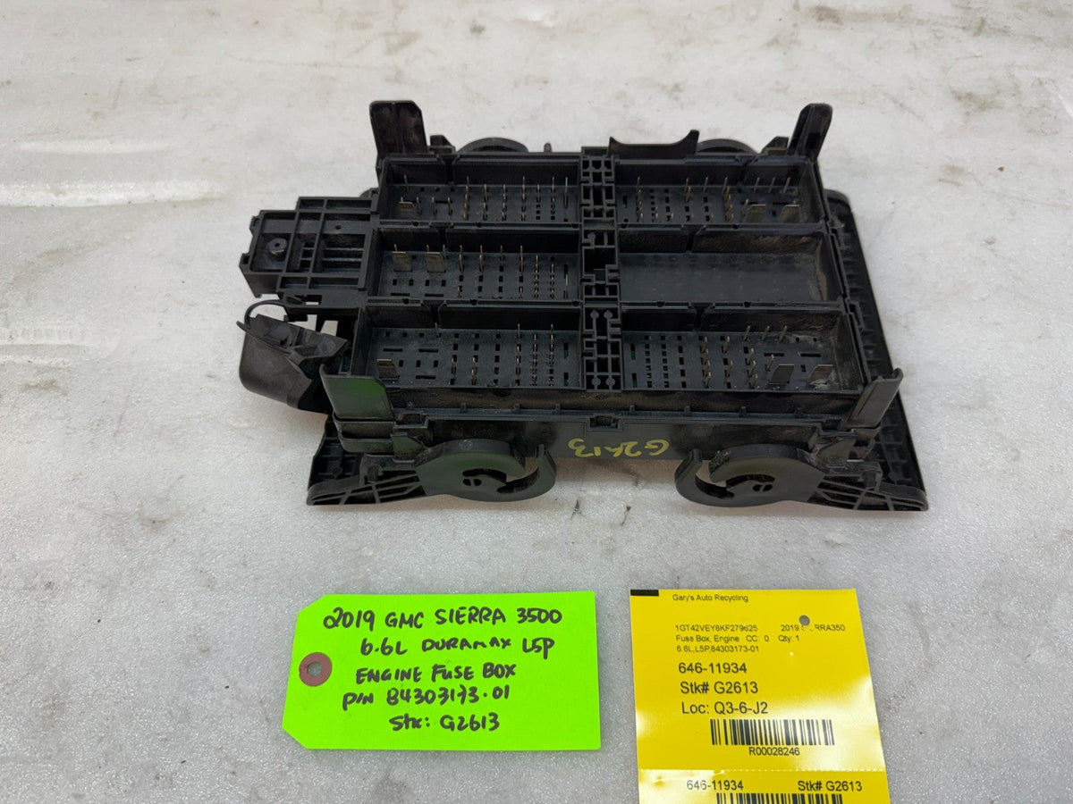 19 Chevrolet GMC 2500HD DURAMAX 6.6 L5P ENGINE FUSE RELAY BOX 84303173-01