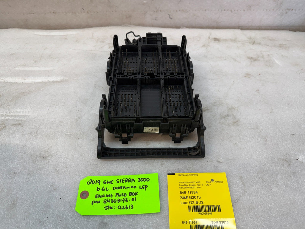 19 Chevrolet GMC 2500HD DURAMAX 6.6 L5P ENGINE FUSE RELAY BOX 84303173-01