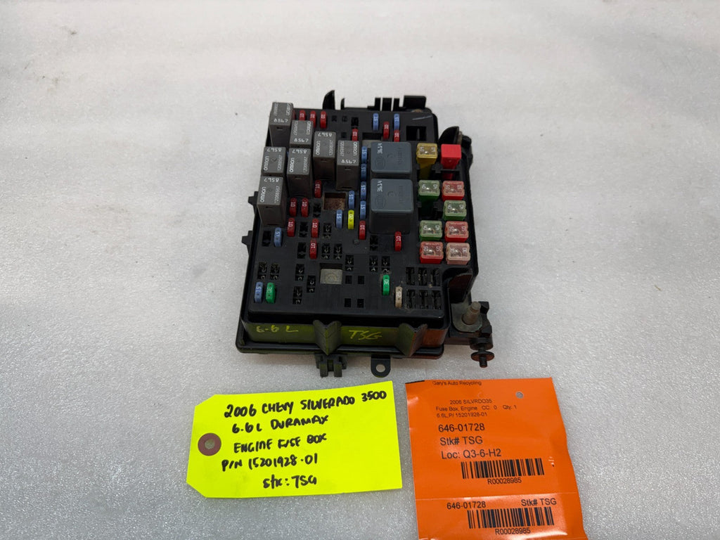 03-07 Chevrolet GMC SILVERADO SIERRA 1500 UNDERHOOD FUSE RELAY BOX 15201928-01