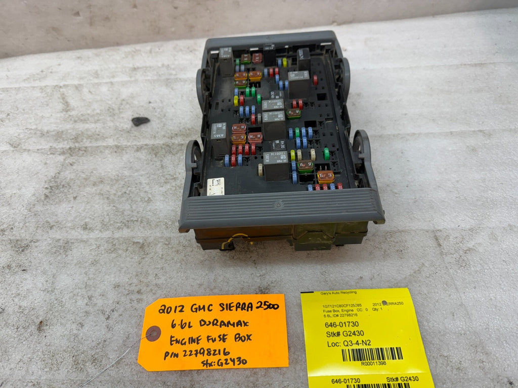 11-14 GMC CHEVROLET SILVERADO 2500HD 3500HD 6.6 LML FUSE RELAY BOX 22798216