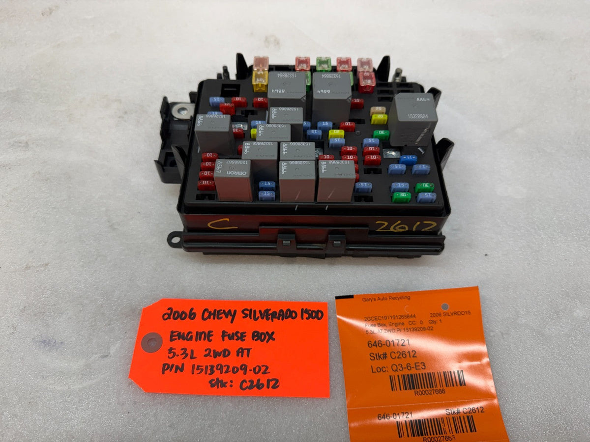 06 Chevrolet GMC 2500hd SIERRA 5.3 6.0 UNDERHOOD FUSE RELAY BOX 15139209-02
