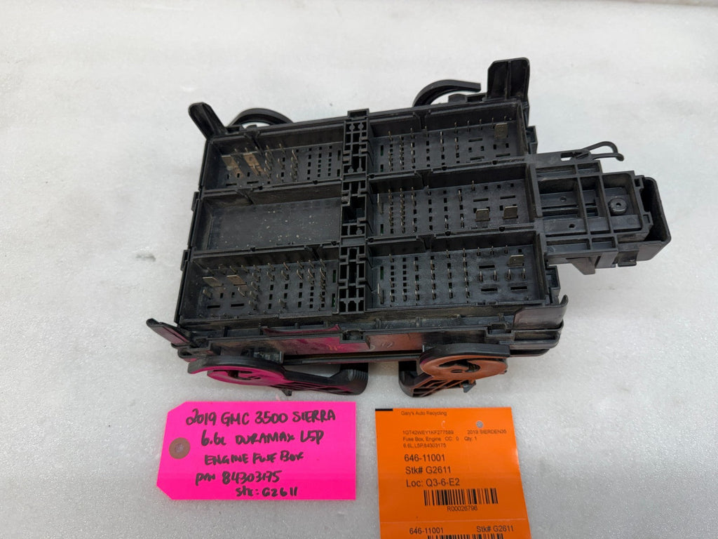 19 Chevrolet GMC 2500HD DURAMAX 6.6 L5P ENGINE FUSE RELAY BOX 84303175