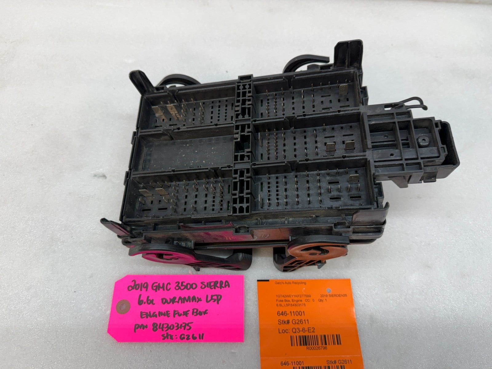 19 Chevrolet GMC 2500HD DURAMAX 6.6 L5P ENGINE FUSE RELAY BOX 84303175