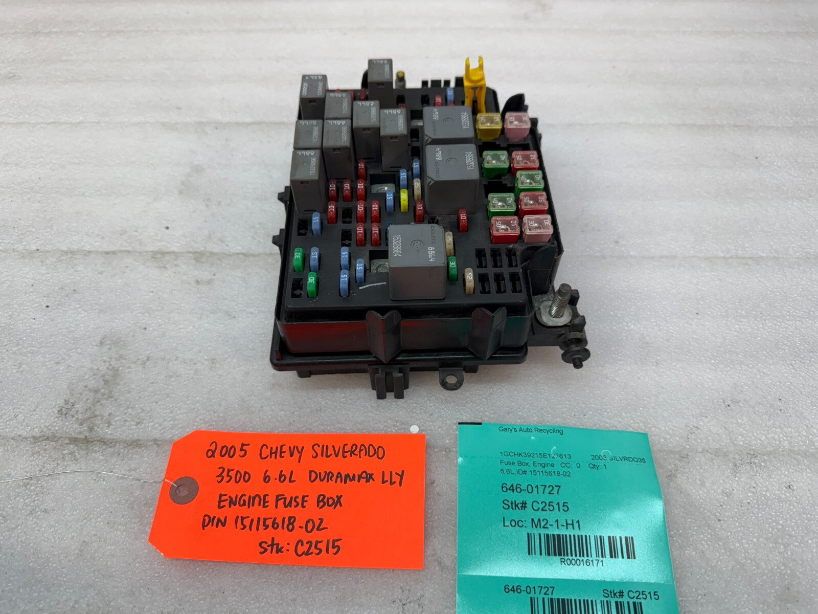 01-05 Chevrolet GMC SILVERADO SIERRA LLY UNDERHOOD FUSE RELAY BOX 15115618-02