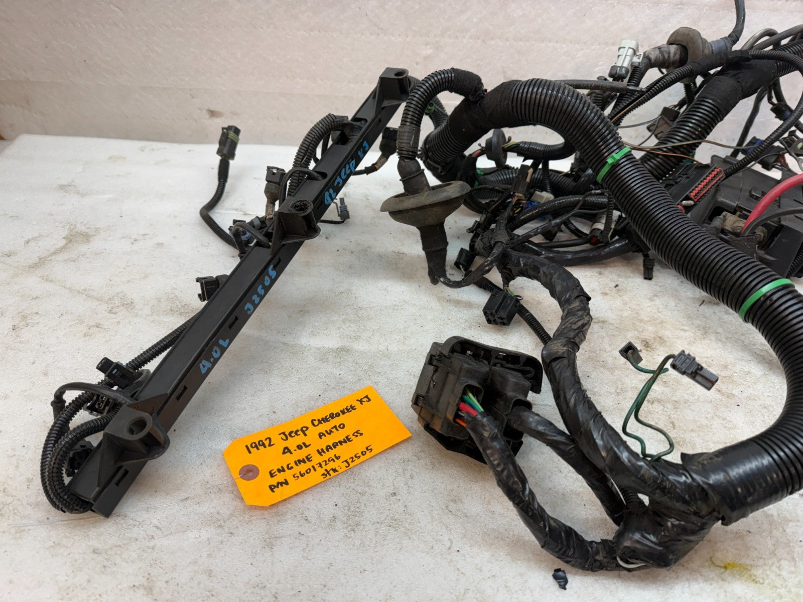 92 JEEP CHEROKEE XJ 4.0 ENGINE WIRING HARNESS LOOM FUSE BOX P56017296
