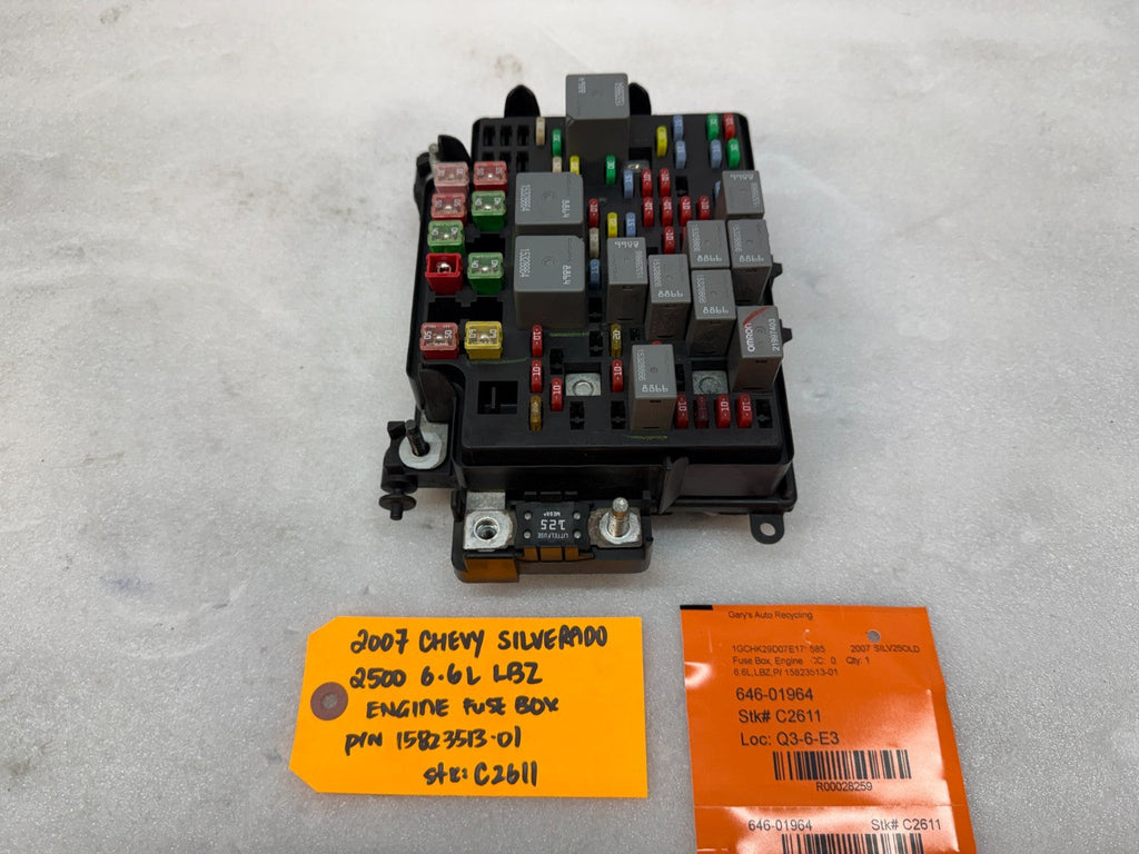 06 07 Chevrolet GMC SILVERADO SIERRA LBZ UNDERHOOD FUSE RELAY BOX 15823513-01