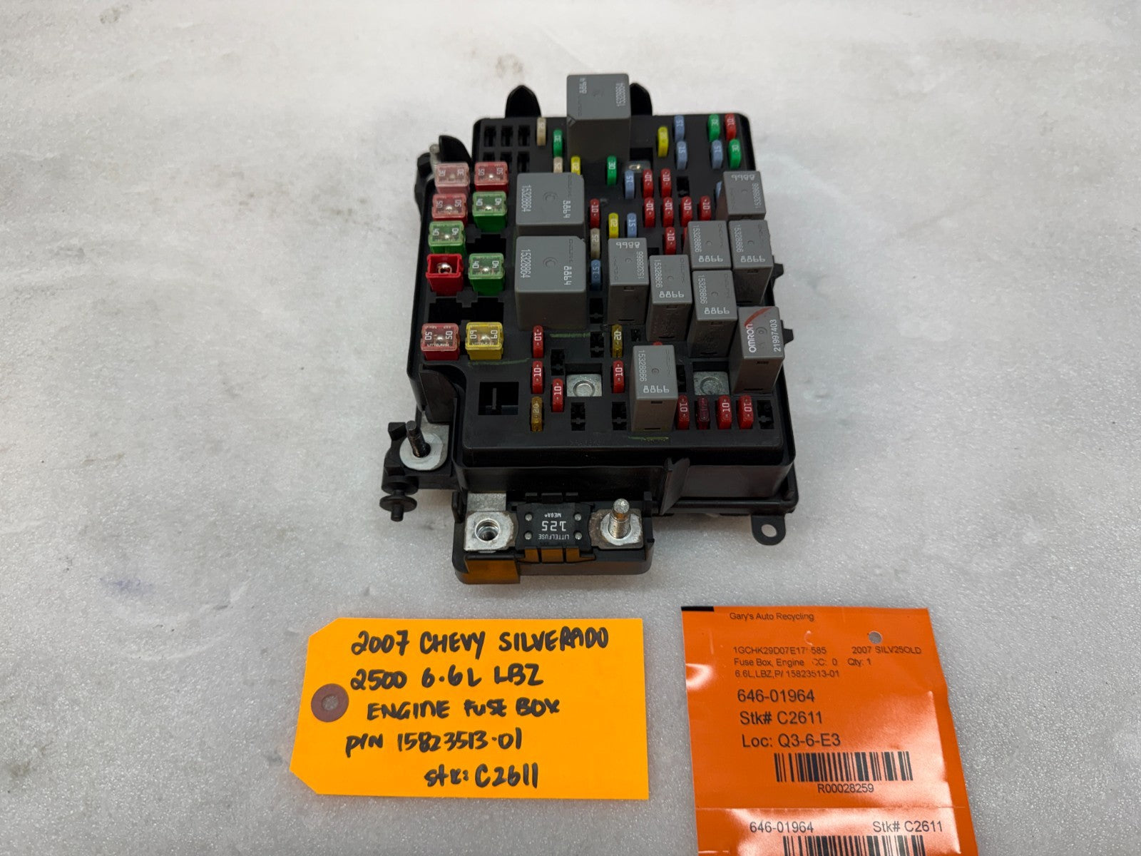 06 07 Chevrolet GMC SILVERADO SIERRA LBZ UNDERHOOD FUSE RELAY BOX 15823513-01