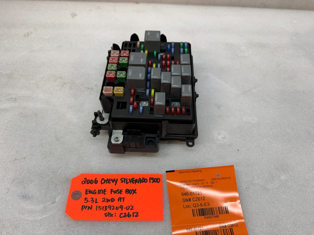 06 Chevrolet GMC 2500hd SIERRA 5.3 6.0 UNDERHOOD FUSE RELAY BOX 15139209-02