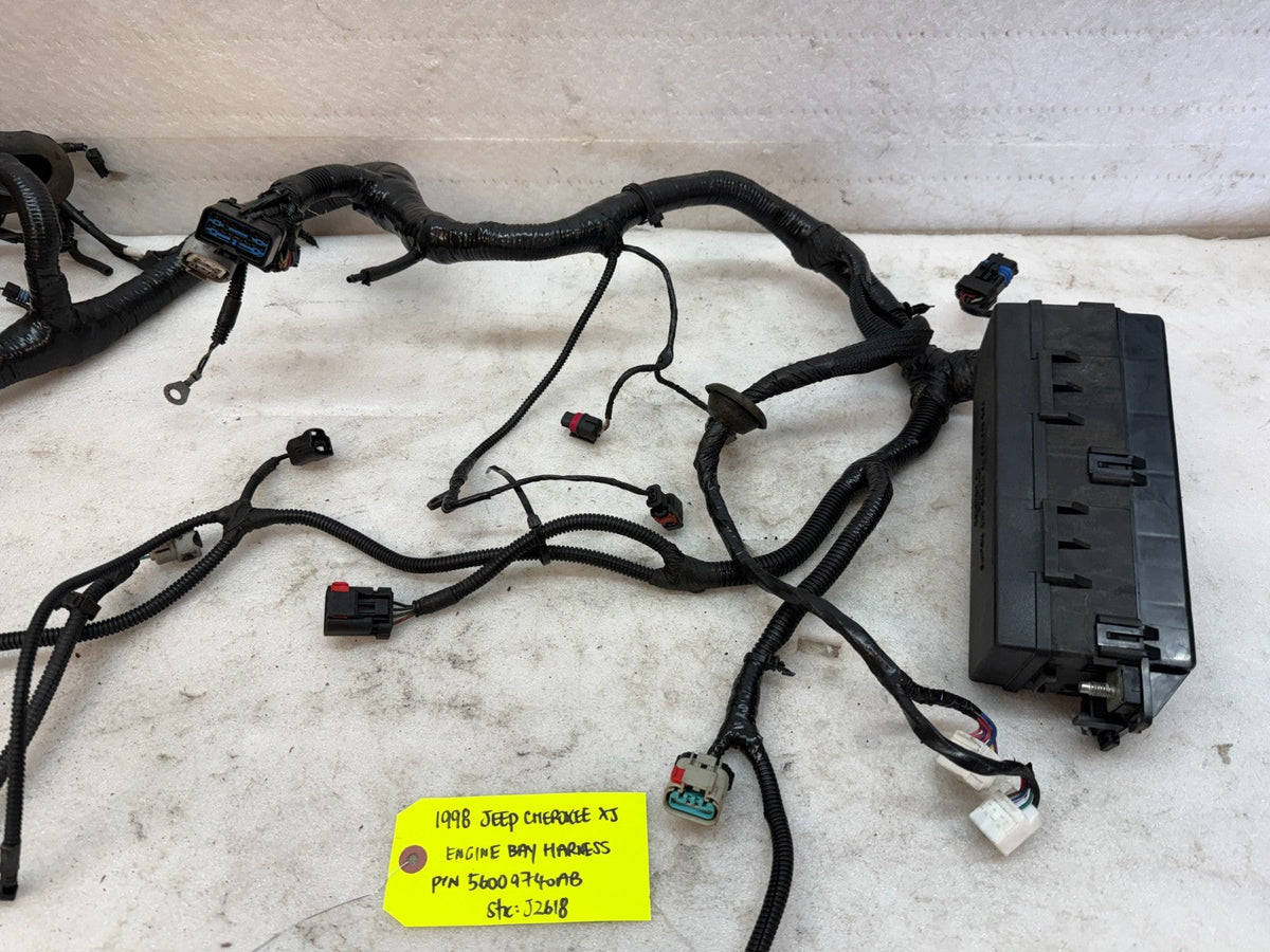 98 JEEP CHEROKEE XJ 4.0 AUTOMATIC ENGINE BAY FUSE BOX WIRING HARNESS LOOM 97-01