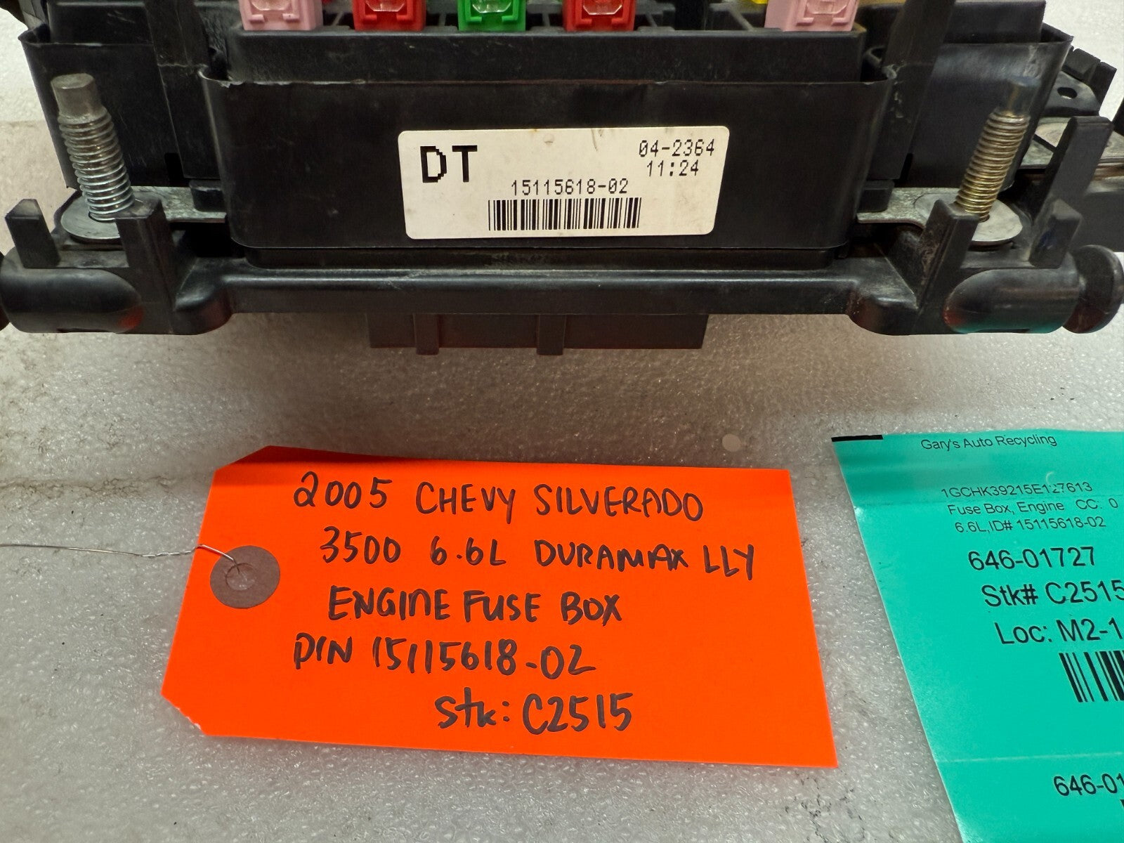01-05 Chevrolet GMC SILVERADO SIERRA LLY UNDERHOOD FUSE RELAY BOX 15115618-02