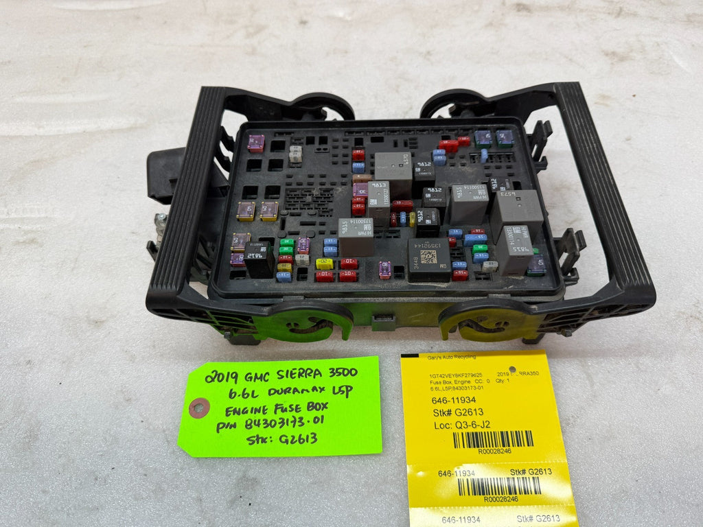 19 Chevrolet GMC 2500HD DURAMAX 6.6 L5P ENGINE FUSE RELAY BOX 84303173-01