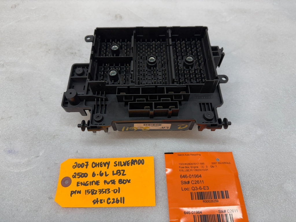 06 07 Chevrolet GMC SILVERADO SIERRA LBZ UNDERHOOD FUSE RELAY BOX 15823513-01