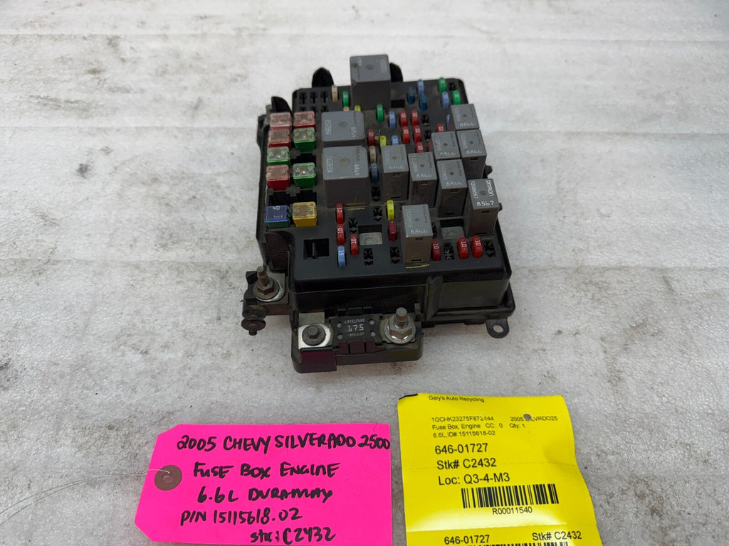 01-05 Chevrolet GMC SILVERADO SIERRA LLY UNDERHOOD FUSE RELAY BOX 15115618-02