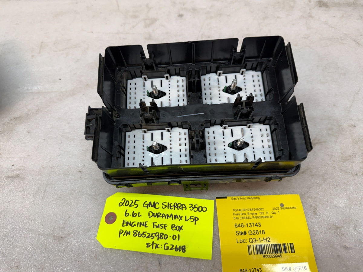 24 25 Chevrolet GMC 3500hd SIERRA 6.6 UNDERHOOD FUSE RELAY BOX 86525980-01