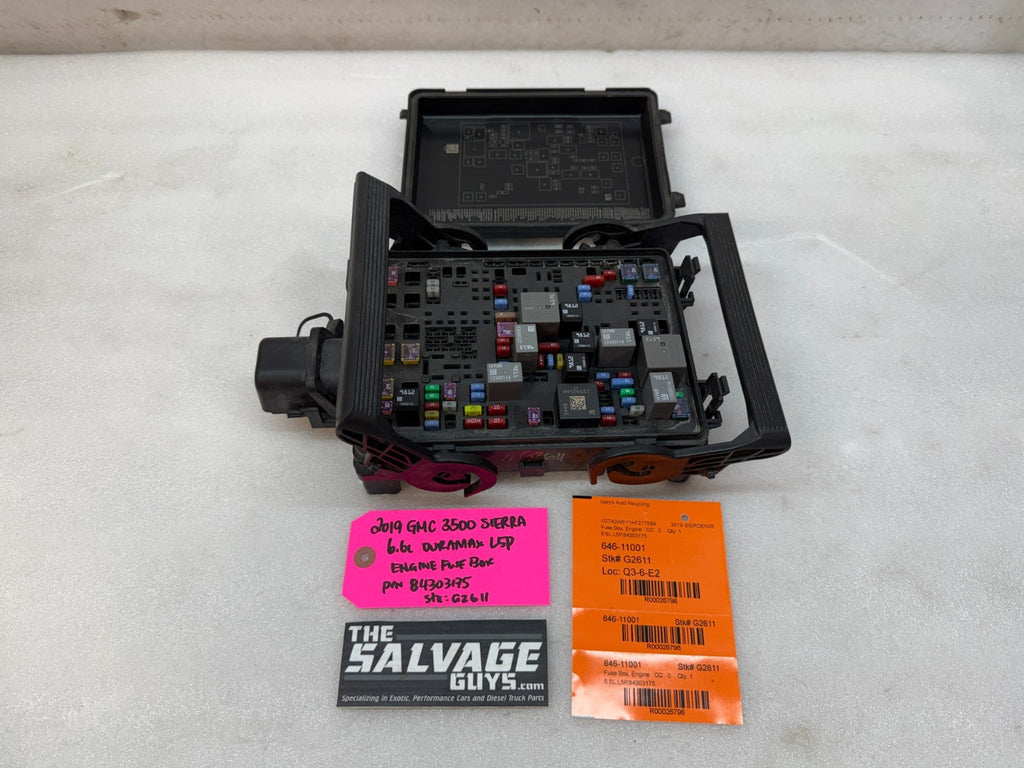 19 Chevrolet GMC 2500HD DURAMAX 6.6 L5P ENGINE FUSE RELAY BOX 84303175