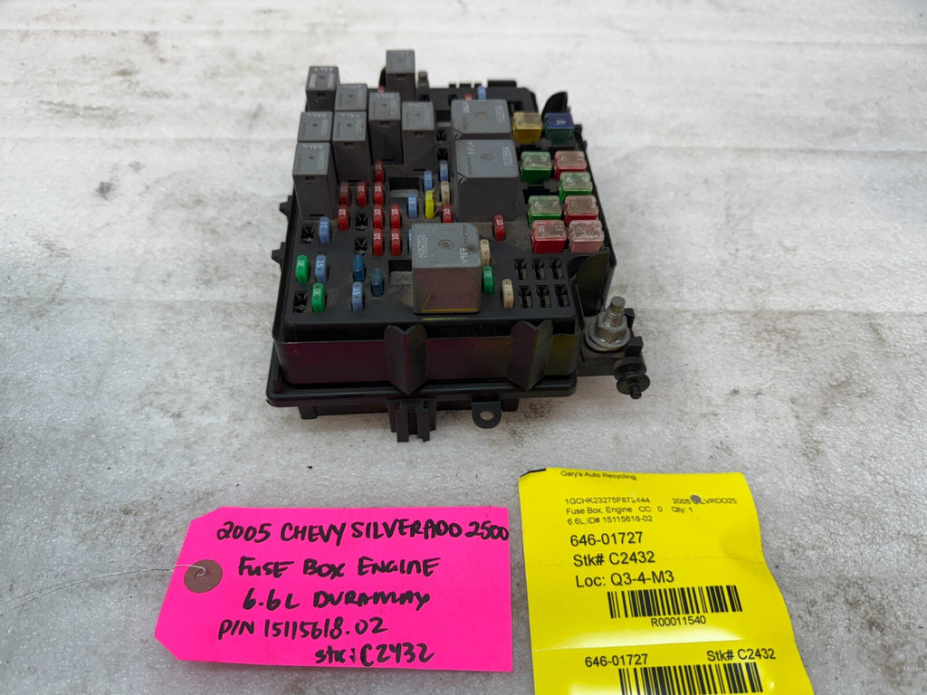 01-05 Chevrolet GMC SILVERADO SIERRA LLY UNDERHOOD FUSE RELAY BOX 15115618-02