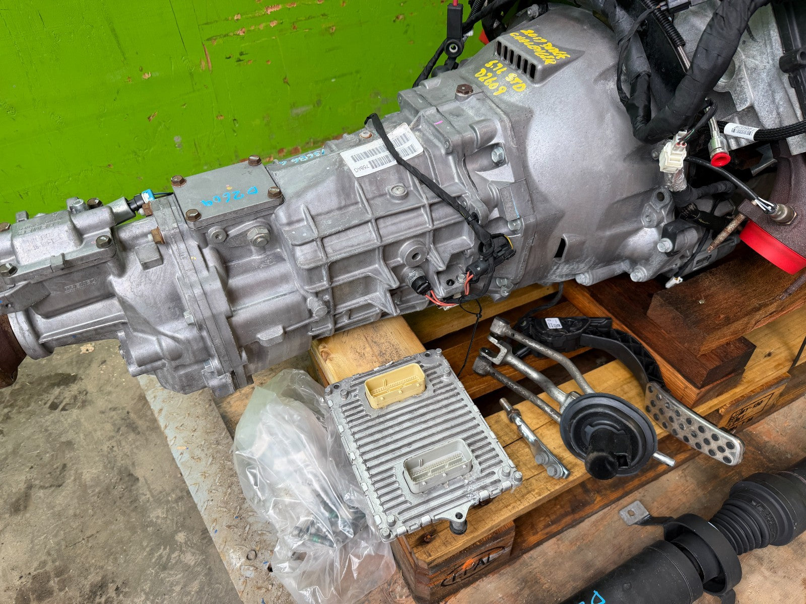 17 DODGE CHALLENGER RT COMPLETE 5.7 HEMI ENGINE W TR6060 MANUAL TRANSMISSION 35K