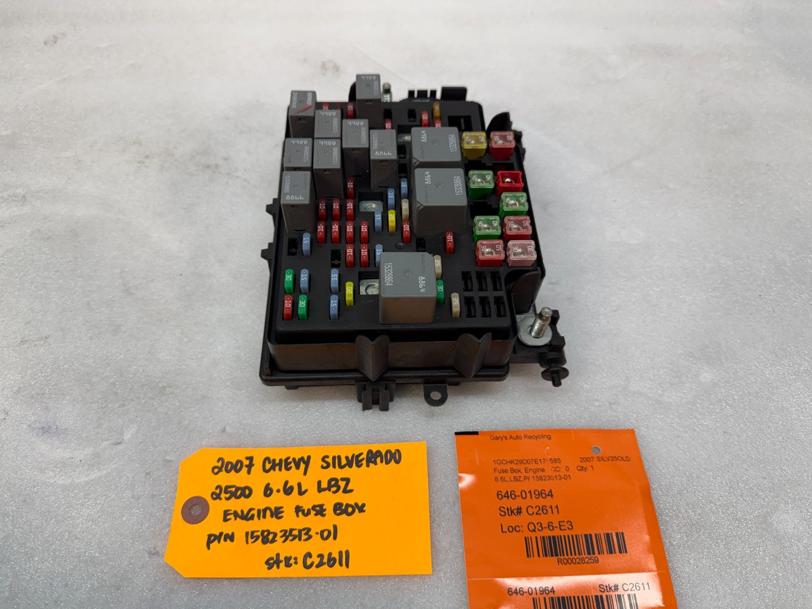 06 07 Chevrolet GMC SILVERADO SIERRA LBZ UNDERHOOD FUSE RELAY BOX 15823513-01