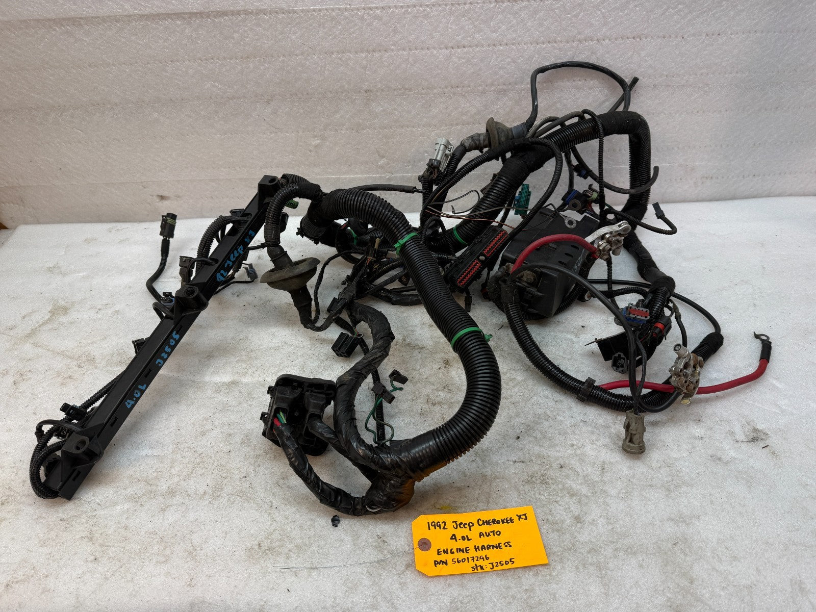 92 JEEP CHEROKEE XJ 4.0 ENGINE WIRING HARNESS LOOM FUSE BOX P56017296