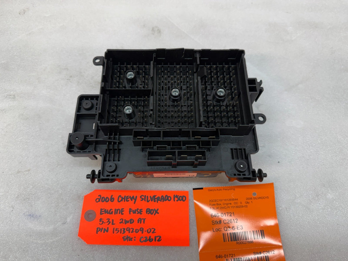 06 Chevrolet GMC 2500hd SIERRA 5.3 6.0 UNDERHOOD FUSE RELAY BOX 15139209-02