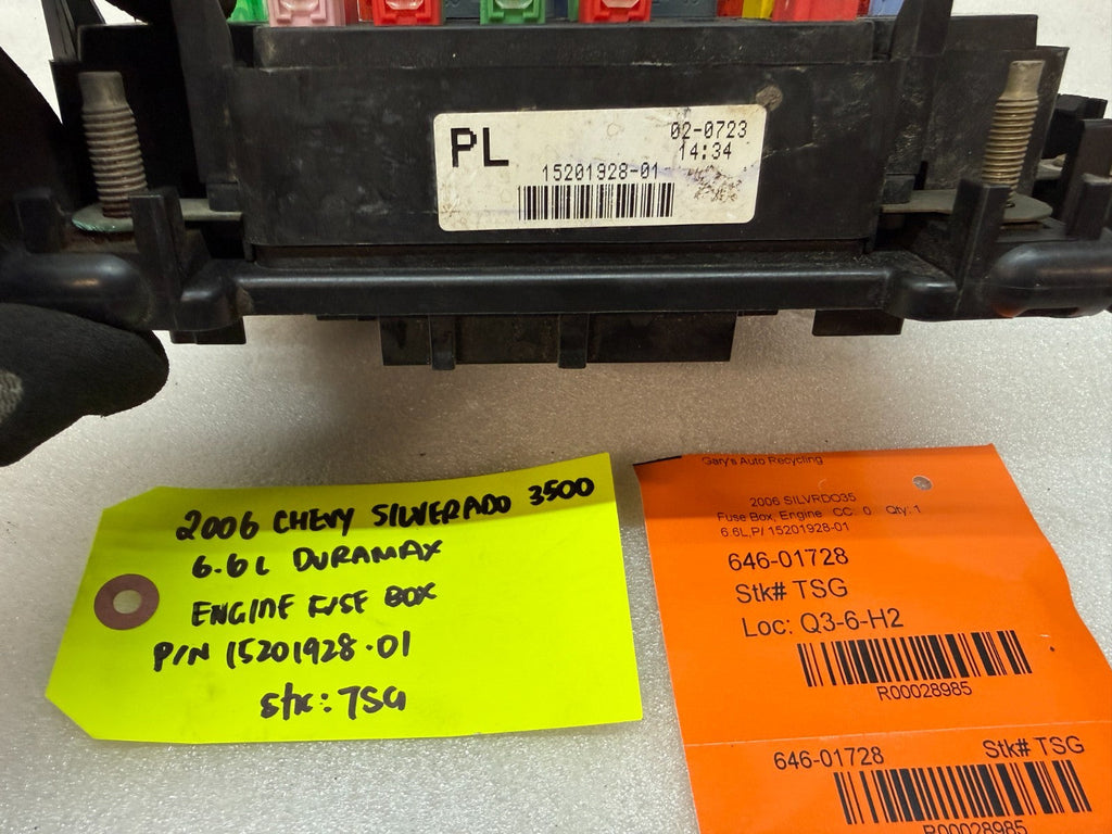03-07 Chevrolet GMC SILVERADO SIERRA 1500 UNDERHOOD FUSE RELAY BOX 15201928-01
