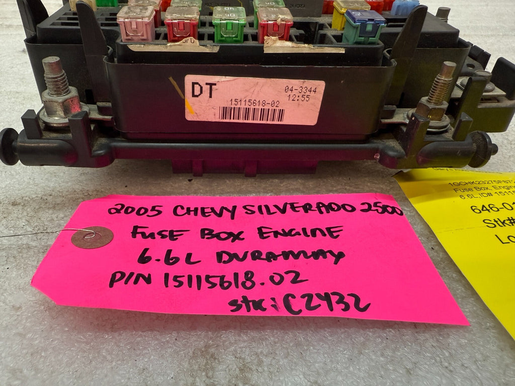 01-05 Chevrolet GMC SILVERADO SIERRA LLY UNDERHOOD FUSE RELAY BOX 15115618-02