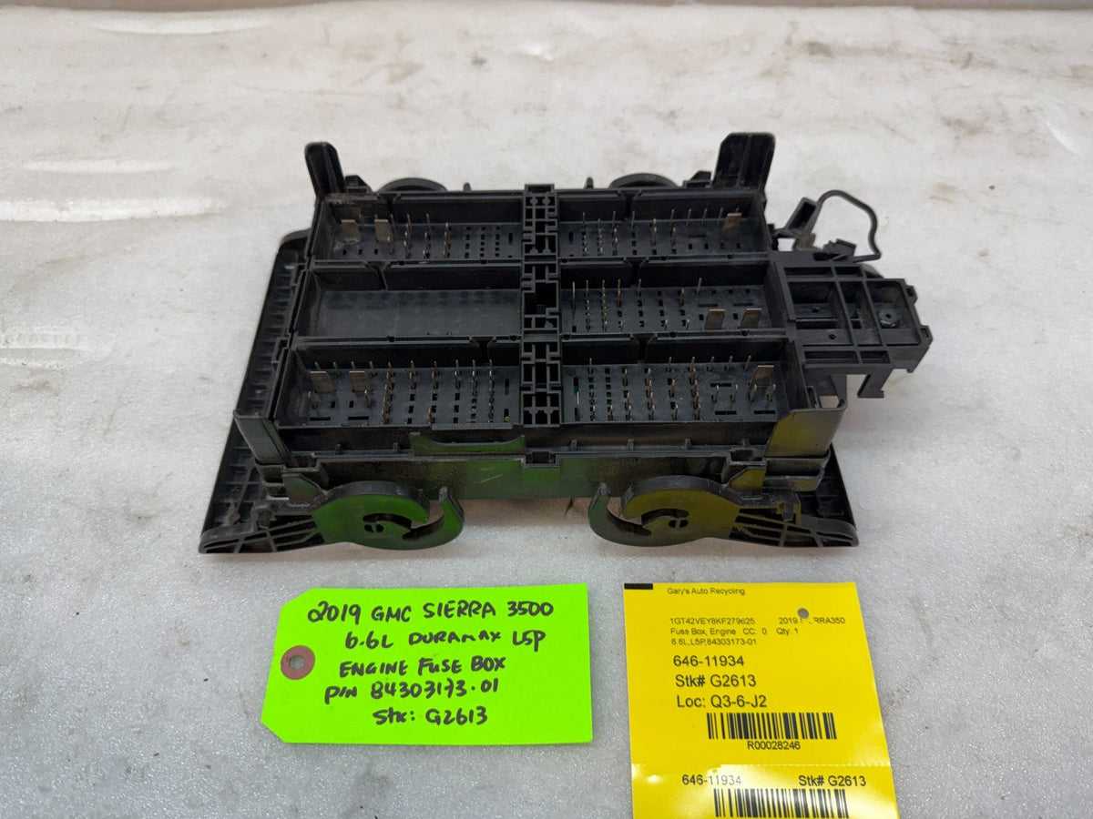19 Chevrolet GMC 2500HD DURAMAX 6.6 L5P ENGINE FUSE RELAY BOX 84303173-01