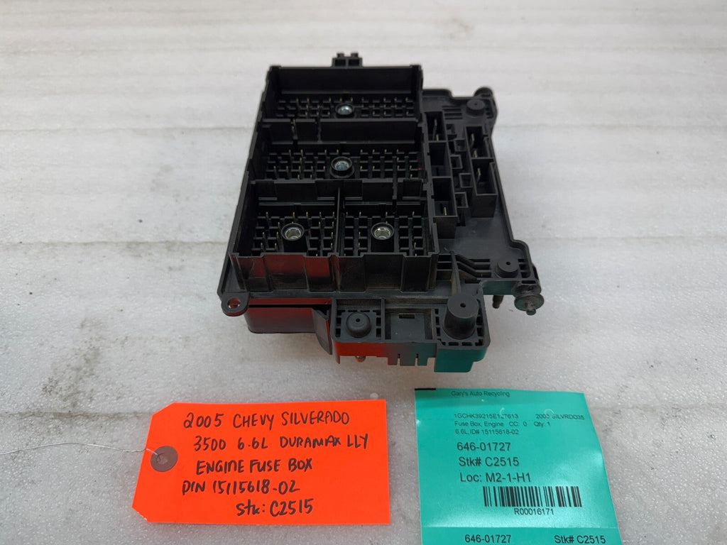 01-05 Chevrolet GMC SILVERADO SIERRA LLY UNDERHOOD FUSE RELAY BOX 15115618-02