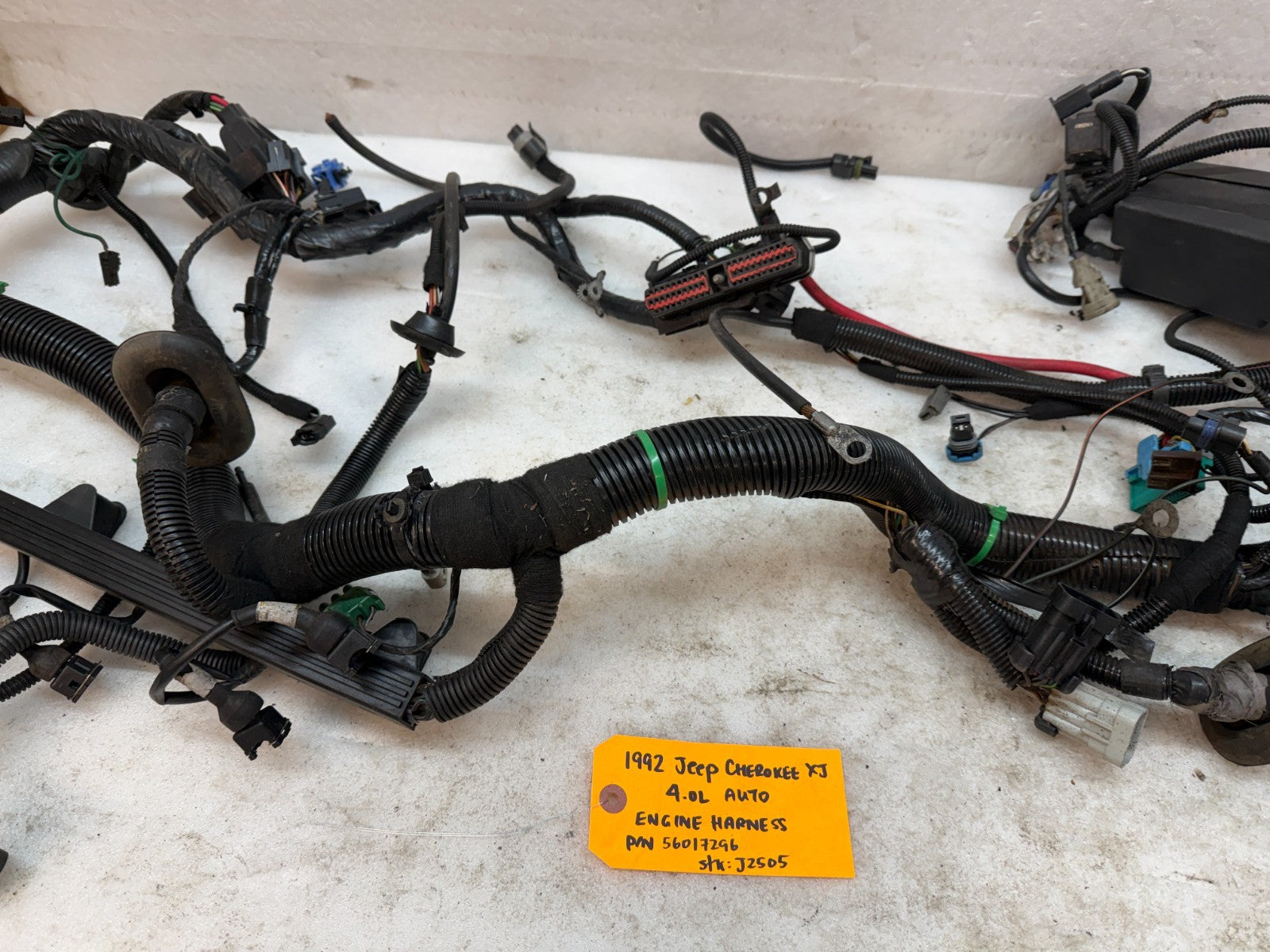 92 JEEP CHEROKEE XJ 4.0 ENGINE WIRING HARNESS LOOM FUSE BOX P56017296
