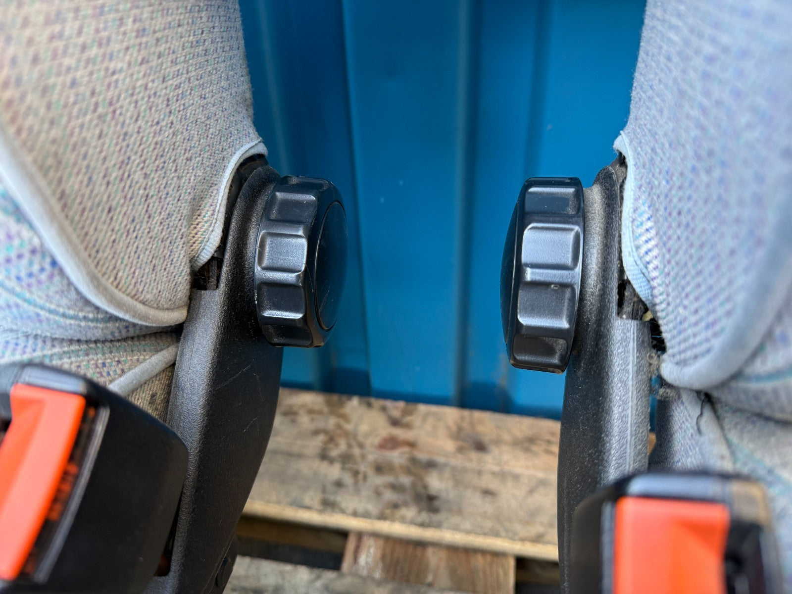 93 VW EUROVAN T4 OEM GREY CLOTH FRONT SEATS ON SWIVEL BASES SWIVEL SEAT