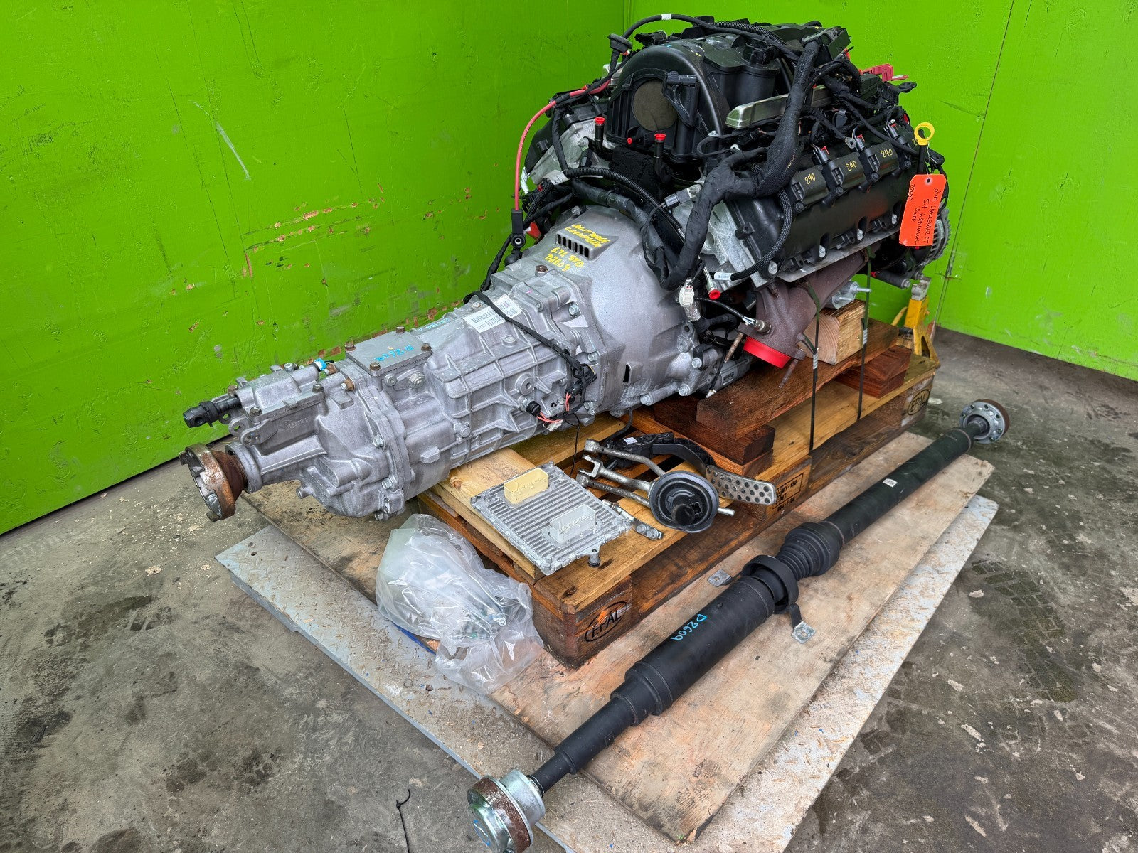 17 DODGE CHALLENGER RT COMPLETE 5.7 HEMI ENGINE W TR6060 MANUAL TRANSMISSION 35K