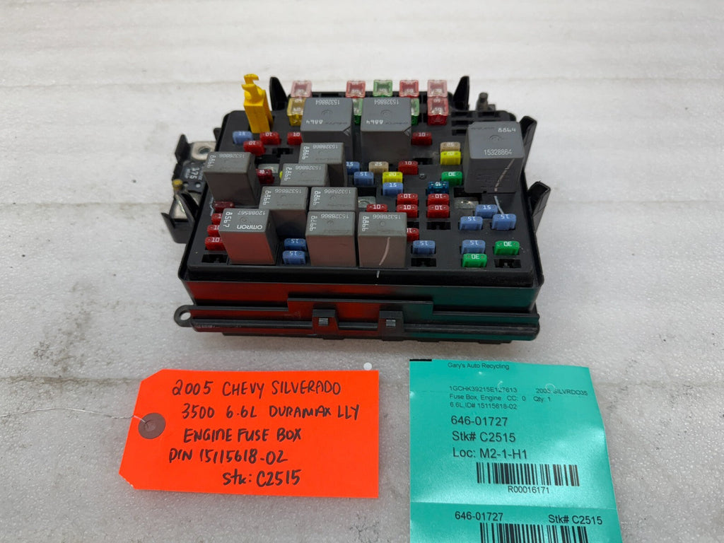 01-05 Chevrolet GMC SILVERADO SIERRA LLY UNDERHOOD FUSE RELAY BOX 15115618-02