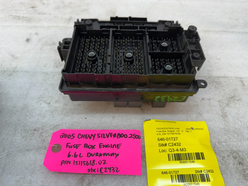 01-05 Chevrolet GMC SILVERADO SIERRA LLY UNDERHOOD FUSE RELAY BOX 15115618-02