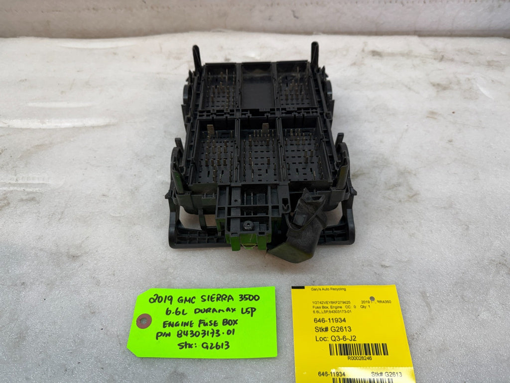 19 Chevrolet GMC 2500HD DURAMAX 6.6 L5P ENGINE FUSE RELAY BOX 84303173-01