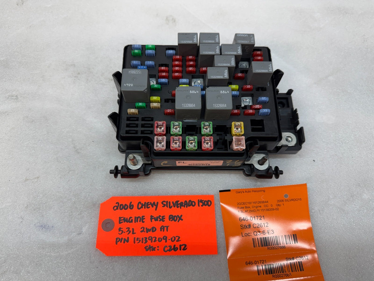 06 Chevrolet GMC 2500hd SIERRA 5.3 6.0 UNDERHOOD FUSE RELAY BOX 15139209-02