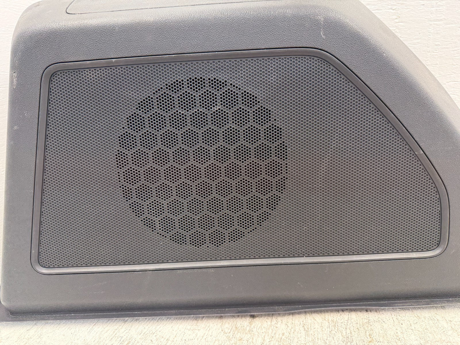 12-19 VOLKSWAGEN BEETLE OEM COMPLETE BASSMAN SUBWOOFER SPEAKER SUB 5C5035591