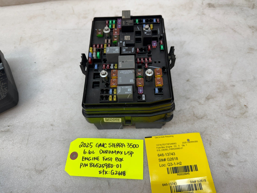 24 25 Chevrolet GMC 3500hd SIERRA 6.6 UNDERHOOD FUSE RELAY BOX 86525980-01